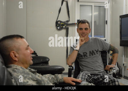 Louisiane Guardsman, SPC. Kenneth D. Boyer, de Pineville, en Louisiane, qui a récemment été blessé lorsqu'une bombe a frappé son véhicule lors d'un convoi en mouvement, des visites avec 199e Bataillon de soutien principal de la Brigade s'enrôle, commande le Sgt. Le major William Migues, de New Iberia, en Louisiane., à un bâtiment situé à l'USO par l'hôpital sur la base de la Victoire, complexe à Bagdad où il est actuellement sous traitement. Boyer devrait retourner aux États-Unis où il recevra un traitement supplémentaire au Walter Reed Medical Center dans le Maryland. Soldat blessé en Louisiane pour revenir au États-unis pour continuer le traitement médical 285554 Banque D'Images