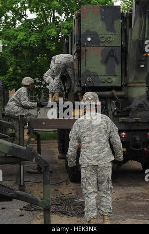 Les soldats du 357e Détachement de défense antimissile et de l'air, 5e Bataillon, 7e Régiment d'artillerie de défense aérienne, Batterie ALPHA organise des exercices sur les systèmes de missiles Patriot dans Morag, Pologne, Juin 1. Le but des exercices est de montrer la coopération conjointe entre nous et les forces polonaises. 285148 patriotes en Pologne Banque D'Images