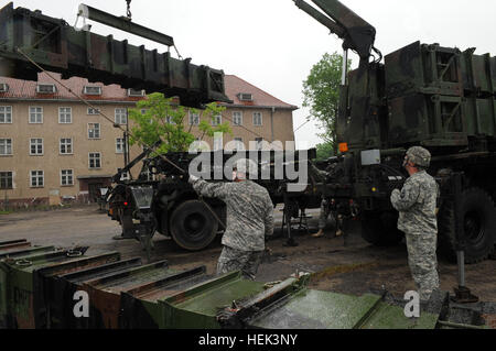 Les soldats du 357e Détachement de défense antimissile et de l'air, 5e Bataillon, 7e Régiment d'artillerie de défense aérienne, Batterie ALPHA organise des exercices sur les systèmes de missiles Patriot dans Morag, Pologne, Juin 1. Le but des exercices est de montrer la coopération conjointe entre nous et les forces polonaises. 285159 patriotes en Pologne Banque D'Images