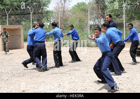 La pratique de la police iraquienne, les techniques de sécurité personnelle 3 juin, au centre de la justice pénale, situé dans le camp de la liberté. Les policiers de l'école après la formation initiale de la police d'apprendre des techniques plus avancées. Soldats avec 501e Compagnie de Police militaire, des troupes spéciales de la Division, Bataillon 1st Armored Division ont été assignés pour conseiller les enseignants irakiens au centre. Dans une semaine, 1AD MPs témoin de la justice pénale Center cours 288697 Banque D'Images