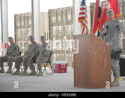 Commandant de la 203e Bataillon de la Police militaire Le Lieutenant-colonel Charles Buxton (droite) parle au cours de sa fin de mission du bataillon de réserve, cérémonie de départ, à Bassorah, Irak, le 6 juin. Aussi en photo (assis de gauche à droite) sont le Major Jimmy noir, 203e MP aumônier, le Colonel Steven Bullimore, 17e brigade des incendies, commandant et Brigue. Le général Donald J. Currier, 49e Brigade et MP. 203ème bataillon de la Police militaire Fin Mission MP dans le sud de l'Iraq 291050 Banque D'Images