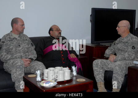 Mgr Imad Al Banna, reconnu officiellement par l'Église catholique romaine comme l'archevêque de Bassora et natif de la ville, rencontre avec le Lieutenant-colonel John Morris (à gauche), du commandement, de l'aumônier de la 34e Division d'infanterie, Red Bull et le Major-général Richard Nash (à droite), général commandant, Division-South multinationale, au siège de la DN-S, le 13 juillet. Prêtre irakien sert les gens de Bassora 188283 Banque D'Images