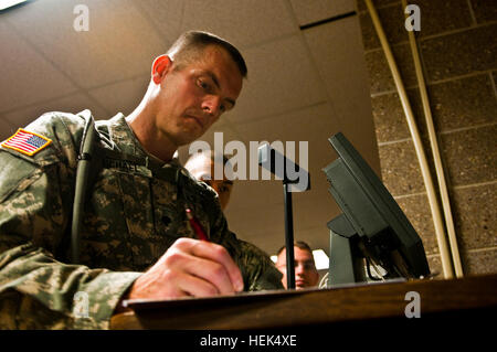 La CPS. Derek A. Michael, un concurrent meilleur guerrier de la réserve de l'armée et de la police militaire de Raleigh, N.C., attribué à 535e Bataillon de la Police militaire signe un chow liste de Fort McCoy, Wisconsin (Etats-Unis), 25 juillet 2010. Michael est diplômé de l'école secondaire de Meridian Meridian, Mississippi, en 1988. 2010 Réserve de l'Armée de la concurrence 303026 Meilleur guerrier Banque D'Images