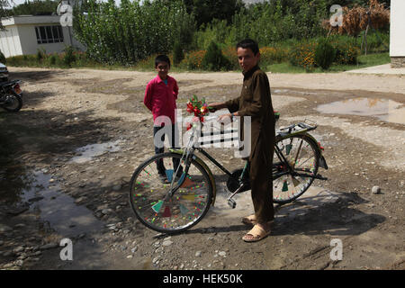 Les garçons afghans locaux arrêter d'avoir leur photo prise tout en agriculture l'irrigation et de l'élevage Directeur Centre de formation. Les membres de l'équipe de développement de l'Agribusiness Kentucky II, faire un voyage à l'établissement de formation de Kapisa, Mahmud-e-Rozi, district de la province de Kapisa, en Afghanistan, le 27 juillet. L'équipe agricole aide les agriculteurs afghans 304161 Banque D'Images