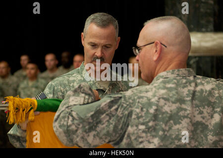 Le brig. Le général Donald Currier, 49e Brigade de police militaire, commandant du commandement et le Sgt. Le major Robert Liles, 49e Brigade de sergent-major de commandement MP, cas où l'unité de couleurs en cours de leur fin de mission cérémonie le 27 juillet dans la rotonde du Palais Al Faw sur camp Victory, à Bagdad. L'unité de la Garde nationale de Californie se termine leur deuxième déploiement dans le cadre de l'opération Iraqi Freedom. 49e Brigade MP Fin de mission 306091 Banque D'Images