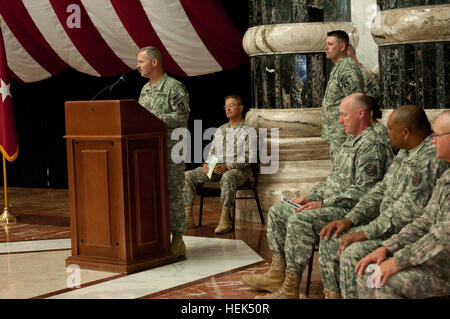 Le brig. Le général Donald Currier, 49e Brigade de police militaire commandant, prend la parole lors du 49e Brigade de police militaire de la mission en fin de cérémonie au palais Al Faw 27 Juillet. L'unité fait partie de la Garde nationale de Californie et est de retourner aux États-Unis pour se concentrer sur leur mission de l'état et de se préparer aux prochains déploiements. Il s'agit de leur deuxième déploiement dans le cadre de l'opération Iraqi Freedom. Fin de la Police militaire en Irak 306096 Banque D'Images