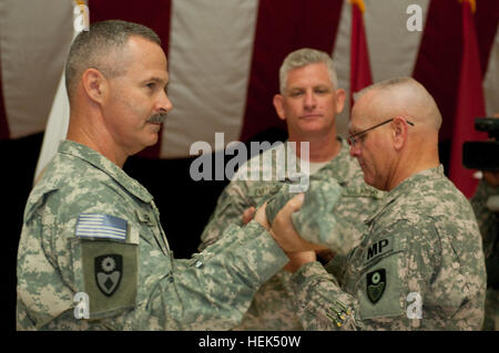 Le brig. Le général Donald Currier, 49e Brigade de police militaire, commandant du commandement et le Sgt. Le major Robert Liles, 49e Brigade de sergent-major de commandement MP, cas où l'unité de couleurs en cours de leur fin de mission cérémonie le 27 juillet dans la rotonde du Palais Al Faw sur camp Victory, à Bagdad. L'unité de la Garde nationale de Californie se termine leur deuxième déploiement dans le cadre de l'opération Iraqi Freedom. Fin de la Police militaire en Irak 306081 Banque D'Images