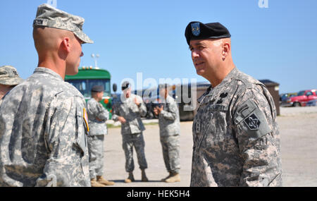 Le major-général David E. Quantock, le général commandant de Fort Leonard Wood, parle avec un soldat de la police militaire affecté à la 4e Brigade d'amélioration de Manœuvre dans leur préparation pour une cérémonie de redéploiement le 25 août. Parle avec le soldat Quantock à propos de son récent déploiement où il a servi dans le cadre de la Force multinationale en Iraq - groupe de commande sécurité personnelle. Les soldats de la Police militaire Retour à Fort Leonard Wood 312615 Banque D'Images