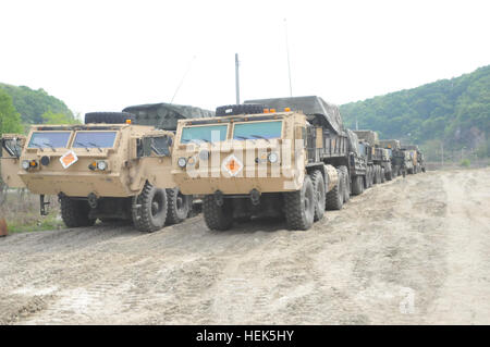 Des soldats du 210th Field Artillery Brigade, 2e Division d'infanterie, participer à un combat de munitions d'exercice d'extraction de charge 7 et 8 mai 2014 sur le Camp Casey, la Corée du Sud. L'exercice de formation axés sur la capacité de la brigade d'extraire, de transférer et de transport de la brigade de l'ACL. 210e Brigade FA effectue l'extraction de liste de l'exercice 140507-A-IV618-170 Banque D'Images