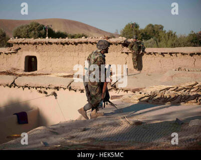 Coordonner les Commandos afghans pour assurer la sécurité au cours de regarder lors d'une mission dans laquelle l'Armée nationale afghane par le 3e Commando Le Kandak, conseillé et assisté par les forces de la Coalition, a trouvé et détruit plusieurs matériaux de fabrication de bombes dans une région éloignée du district de Shah Wali Kot, dans la province de Kandahar, le 1 septembre. Les Commandos afghans Trouver des explosifs, d'étendre la sécurité à Kandahar extérieur 315919 Banque D'Images