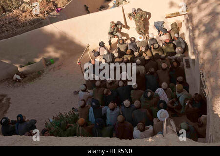 Premier lieutenant Jawad, un agent de l'Armée nationale afghane par le 3e Kandak de commando, a parlé avec les anciens du village au sujet de la stabilité des forces de sécurité nationales afghanes peut apporter à district de Shah Wali Kot, dans la province de Kandahar, le 2 septembre. Les Commandos afghans Trouver des explosifs, d'étendre la sécurité à Kandahar extérieur 315923 Banque D'Images