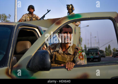 Les soldats irakiens se préparent à sortir avec la bataille des Rois, 1-9, d'artillerie lourde 2e Brigade Combat Team, 3e Division d'infanterie, au cours de l'opération en mesure d'engagement dans le cadre de la recherche d'insurgés et met en cache caché sur une petite île à quelques kilomètres de Mossoul, en Irak, le 5 août. Rois bataille - opération entreprise mesure 322842 Banque D'Images