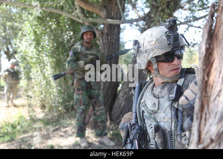 Équipe spéciale Currahee Rouge Des soldats du 1er bataillon du 506 Régiment d'infanterie, et siège de l'entreprise de l'Administration centrale, 4e Brigade Combat Team, 101st Airborne Division (Air Assault) ainsi que des membres de la police en uniforme afghane et des soldats de l'Armée nationale afghane patrouille dans le village de Yahya Khel, à la recherche d'éventuelles caches d'armes, province de Paktika, Afghanistan, le 28 septembre. Patrouille via Yahya Khel 329723 Banque D'Images