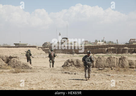 Équipe spéciale Currahee rouge des soldats du 1er bataillon du 506 Régiment d'infanterie, et siège de l'entreprise de l'Administration centrale, 4e Brigade Combat Team, 101st Airborne Division (Air Assault) retour à l'avant poste Yahya Khel, en collaboration avec les membres de la police en uniforme afghane et des soldats de l'Armée nationale afghane après une patrouille dans le village de Yahya Khel, à la recherche d'éventuelles caches d'armes, province de Paktika, Afghanistan, le 28 septembre. Patrouille via Yahya Khel 329721 Banque D'Images