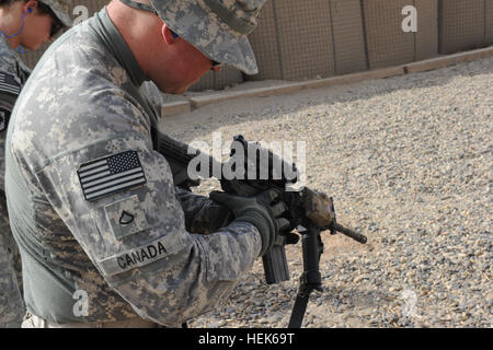 Circuit de l'armée américaine. Edward Canada affectés à la sécurité personnelle de détails, 4e Brigade, 3ème Division d'infanterie charge un magasin dans un M-4 carbine sur une plage au Camp Ramadi, en Irak, le 28 septembre. Des soldats américains affectés à PSD a visité l'éventail afin d'aiguiser leurs compétences de tir tactique. Aube nouvelle opération 327182 Banque D'Images