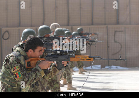 Les soldats de l'Armée nationale afghane exercent au tir sur le champ de tir au cours de la formation avec les Marines américains à partir de la 3e Bataillon, 25e Régiment de Marines et de soldats de l'armée danoise de l'exploitation, l'Équipe de liaison et de mentorat au Camp Shorabak, province de Helmand, en Afghanistan, le 2 octobre 2010. Les soldats ont tiré sur une variété de plages et de scénarios avec M16A2 fusils et un Draganov fusil de sniper. (Royal Air Force britannique photo par le Sgt. Martin Downs/libérés) Armée nationale afghane et de la formation des Marines américains Banque D'Images