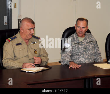 Le brig. Gen. Randal Dragon, commandant général adjoint pour soutenir avec la 1re Division d'infanterie et de United States Division-South, rencontre avec l'Armée de l'air iraquienne Brig. Le général Hakim, général commandant de base Ali, sur une base militaire américaine dans la région de Talil 4 oct. Au cours de la réunion, les généraux ont élaboré les plans et produit des solutions pour une transition en douceur entre les forces armées des États-Unis et de l'Armée de l'air iraquienne dans le cadre de l'opération aube nouvelle mission. Une nouvelle aube pour Ali Air Base 328933 Banque D'Images