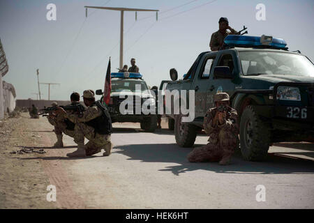 Avec des policiers afghans 2e bataillon du 3e Brigade de la police de l'ordre civil, répéter réagir à contacter exercices pendant l'entraînement avec les Forces spéciales dans le district de Zhari de la province de Kandahar, Afghanistan, 9 octobre 2010. Policiers avec 2e Bn. font équipe avec les membres du Groupe de travail Opérations Spéciales - Sud. La Police civile nationale afghane afin de renforcer la sécurité à Kandahar 332590 Banque D'Images