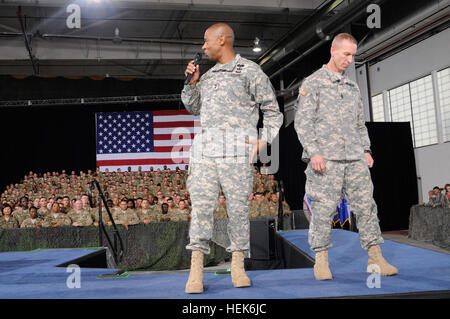 Le major-général J. H. Dana Pittard, Fort Bliss et 1e Divisions blindées général commandant du commandement et le Sgt. Le major Ronnie R. Kelley, Fort Bliss de sergent-major de commandement s'adresser à la foule pour le président Barack Obama's troisième visite présidentielle à Fort Bliss, au Texas. Obama revient à Fort Bliss 120831-A-TG291-002 Banque D'Images