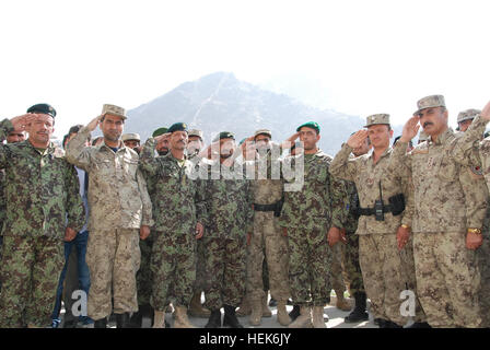 Le 13 octobre 2010, Afghan National Civil Order Police (ANCOP) les membres participent à une cérémonie de passation de commandement. Le Major-général Zemarai Paikan remplace le général Ameen Sharif, qui, dans le cadre du ministère de l'Intérieur a récemment établi la politique de rotation, va prendre le commandement du 707e Zone dans la province de Helmand. Sous-ministre de l'intérieur Mangal'éloge de l'ANCOP aux membres et les remercie pour leur apporter la paix et la sécurité en Afghanistan. DM Mangal a dit, 'En fait, partout où je vais, on ne cesse de parler de la réussite de l'ANCOP et je n'oublierai jamais cela.' 'pour vous les hommes ont gagner Banque D'Images