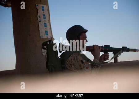 Un policier avec 2e Bataillon, 3e de l'ordre civil afghan, Brigade de police met en place un poste de sécurité au cours d'une patrouille conjointe de la coalition afghane de la province de Kandahar, district de Zhari, Octobre 19, 2010. Policiers avec 2e Bn. font équipe avec les membres du Groupe de travail Opérations Spéciales - Sud. La Police nationale afghane afin de renforcer la sécurité civile présence dans la province de Kandahar 332608 Banque D'Images