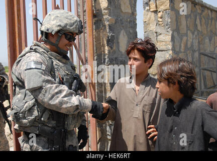 Le Maître de 2e classe de la marine Arvin S. Aure, un hôpital corpsman de l'Équipe de reconstruction provinciale de Khost, serre la main des enfants afghans lors d'une EPR Khost visite dans une école en cours de construction à Khost, en Afghanistan, le mardi, le 4 août. L'EPR de Khost supervise la construction de l'école, avec 14 autres dans la province de Khost. L'Équipe de reconstruction permet de développer l'avenir de l'Afghanistan 195640 Banque D'Images