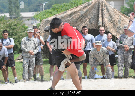 Les soldats du 210e Brigade d'artillerie de participer à Ssireum, une forme de lutte coréenne sur Camp Casey, Corée du Sud, le 1er juillet 2014. Ssireum n'est qu'un des nombreux événements sportifs inclus dans Warrior Semaine d'amitié ; d'autres sont le basket-ball, soccer, et remorqueur de la guerre. Amitié guerrier semaine Jour 2 140701-A-IV618-196 Banque D'Images