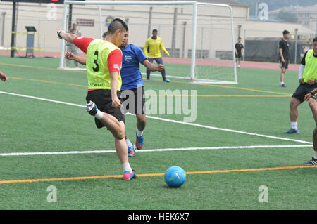 Les soldats du 210e Brigade d'artillerie de jouer au soccer à Schoonover Bol sur Camp Casey, Corée du Sud, où les demi-finales pour la plupart des compétitions semaine amitié guerrier avaient lieu le 2 juillet 2014. Amitié guerrier semaine Jour 3 140702-A-IV618-089 Banque D'Images