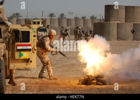 Les soldats de l'armée iraquienne avec 3e compagnie, Bataillon Commando, 11e Division d'armée irakienne humvees sortie le 6 novembre après la simulation d'un engin explosif improvisé a explosé au cours d'un exercice de tir réel à la gamme Muthanna, qui a eu six mois de formation commando fournis par les soldats avec 2e peloton, Compagnie B, 3e Bataillon, 69e régiment de blindés, 1er Conseiller et aider Brigade, 3e Division d'infanterie, United States Divison - Centre, au poste de sécurité commune ancien MoD. (Photo : Sgt. Mary S. Katzenberger) Exercice de tir réel en vedette les succès d'entraînement commando IA 344452 Banque D'Images