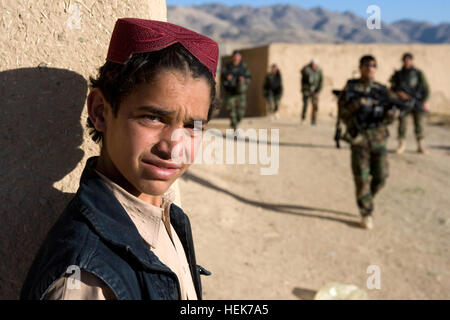 Un garçon afghan de commandos afghans montres 2e Kandak de commando, conseillé par des forces spéciales de l'armée américaine, à partir de Special Operations Task Force - est, à l'extérieur du village de patrouille Barakat, pendant une opération de bouclage et de ratissage dans la province de Ghazni, le 7 novembre. Deuxième Commando patrouilles Kandak Ghazni 346514 Banque D'Images