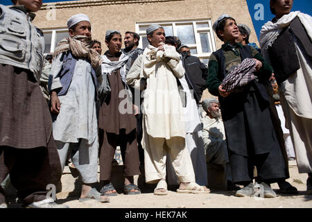 Les Afghans se rassemblent pour surveiller Commandos afghans, du 2e Kandak de commando, conseillé par des forces spéciales de l'armée américaine, à partir de Special Operations Task Force - est, en tant qu'ils répondent avec les habitants dans le village de Habad Shey pour discuter de la sécurité et le développement dans la province de Ghazni le 7 novembre. Deuxième Commando patrouilles Kandak Ghazni 346519 Banque D'Images