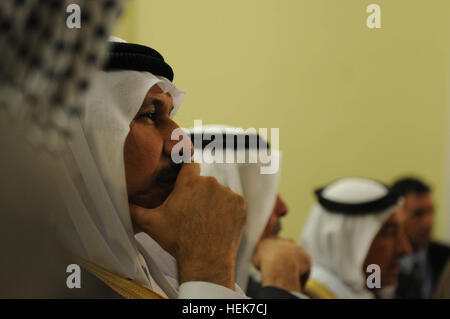 Les membres du Conseil de Bagdad d'examiner des questions relatives aux citoyens de Bagdad, le 9 novembre, à Bagdad. La réunion était organisée par le général Terry Wolff, général commandant de la 1ère division blindée, United States Division - Centre et Brigue. Le général Ralph O. Baker, commandant général adjoint-est de USD-C. USD-C Bagdad accueille la réunion du Comité de la courroie 343427 Banque D'Images