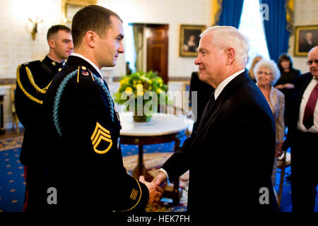 Le sergent-major de l'armée. Salvatore Giunta parle le secrétaire à la Défense Robert Gates à l'avant d'une médaille d'honneur cérémonie à la Maison Blanche le 16 novembre 2010. Giunta, d'Hiawatha, Iowa, est le premier vivant ancien combattant de la guerre en Irak et en Afghanistan pour recevoir le prix. Photo de l'armée par D. Myles Cullen (publié) Salvatore Giunta & Robert Gates avant la cérémonie de remise de la médaille d'honneur 2010-11-16 Banque D'Images