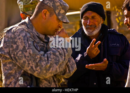 Le sergent de l'armée américaine. 1re classe Richard B. Rodriguez II (à gauche), un sergent de peloton affecté à la Compagnie de la Police militaire de la 401st de Fort Hood, au Texas, et le major de la Police nationale afghane Agah Mohammad, l'enquêteur de Baraki Barak District, discuter des opérations au centre du district de Baraki Barak le 18 novembre. (Photo par Cpl de l'armée américaine. Cooper T., Trésorerie Mobile 210e Détachement des affaires publiques, Force opérationnelle Patriot) PNA, les Forces armées des États-Unis d'améliorer la sécurité dans le Baraki Barak 342414 Banque D'Images