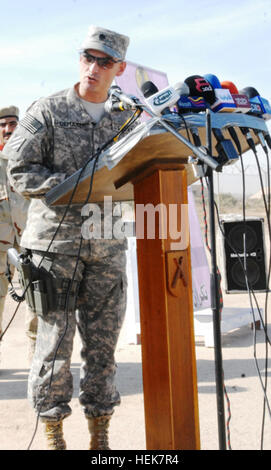 Le lieutenant-colonel Jeffrey Shoemaker, commandant du 3e Bataillon du 15e Régiment d'infanterie, 4e Brigade d'aider et de conseiller, 3e Division d'infanterie, United States Division - Centre, prononce un discours à l'armée iraquienne les diplômés de la formation de base le 29 novembre au Centre de formation Al-Habbaniyah en Iraq. Centre de formation Al-Habanniya est le succès de la mission 348893 Banque D'Images