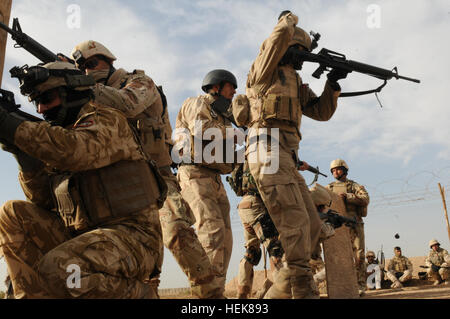 Les soldats de l'armée iraquienne avec 2ème Compagnie, Bataillon Commando, 11e Division d'armée irakienne basée à la station commune de sécurité, ancien ministère de la Défense à Bagdad, exercez-vous et effacement d'un bâtiment dans une maison de verre percer avant d'opérations urbaines d'un exercice de tir réel le 23 décembre au Camp Taji. La maison de tir de tir réel a été le point culminant d'un terrorisme de 18 jours, bien sûr. Les commandos de l'armée iraquienne lutte, jusqu'à la gare de lutte 356379 Banque D'Images