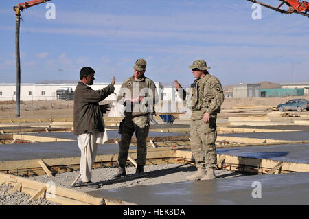 Le Lieutenant-colonel de l'armée américaine Dale Waltman, CJ7 Équipe de transition Ingénieur officier responsable de Cornwall, Pa., et U.S. Army Sgt. 1re classe Mathew Reilly, sous-officier responsable de l'ETT de Valley View, Pa., inspecter la construction de nouveaux héliports juchés à la base d'opérations avancée Thunder. (Photo de l'ARMÉE AMÉRICAINE Le Capitaine Kenneth A. Stewart) Ingénieur de l'équipe de transition s'appuie pour les 355652 Banque D'Images