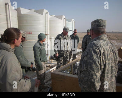 Le colonel Daniel Williams, commandant de la 4e Brigade d'aviation de combat, 4e Division d'infanterie, de la FIAS et de l'Adjudant chef Lance McElhiney, 4ème commande de cabine, l'adjudant-chef de l'inspection d'un bien entretenu par des soldats de la Compagnie A, 404e Bataillon de soutien à l'Aviation, 4e CAB au début de la nouvelle année. (Photo par : U.S ARMY) 4e de l'eau cabine chiens creusent pour trouver de l'eau dans le désert 361038 Banque D'Images