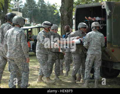 Les soldats de la 129e Compagnie médicale, Alabama Army National Guard, tirer sur un civil blessé d'un camion pour le préparer à être évacué au cours de la réponse dynamique de l'exercice 13. La réponse dynamique de l'exercice militaire 13 prépare une intervention spécialisée chargée d'aider les autorités locales à sauver des vies et soulager la souffrance à la suite d'un incident chimique, biologique, radiologique ou nucléaire. Les évacuations sanitaires au cours de VR13 643965 Banque D'Images