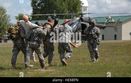 Les soldats de la 129e Compagnie médicale, Alabama Army National Guard, exécutez les civils blessés à un UH-72 Lakota pour être évacué par le 1-376ème bataillon de l'aviation de la Garde nationale, au Nebraska, au cours de la réponse dynamique de l'exercice 13. La réponse dynamique de l'exercice militaire 13 prépare une intervention spécialisée chargée d'aider les autorités locales à sauver des vies et soulager la souffrance à la suite d'un incident chimique, biologique, radiologique ou nucléaire (CBRN) incident. Les évacuations sanitaires au cours de VR13 644049 Banque D'Images