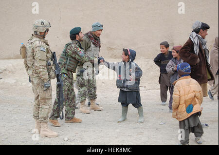 Les soldats de l'Armée nationale afghane à partir de la 1ère compagnie, 3e Kandak jouer avec les enfants du village au cours d'une patrouille par mât Kheyl Sar, District de Zormat, janv. 16. (Photo de la 1ère Armée américaine, le lieutenant Nicolas Rasmussen) ANA fait respecter le droit d'enregistrement des armes à 359282 Banque D'Images