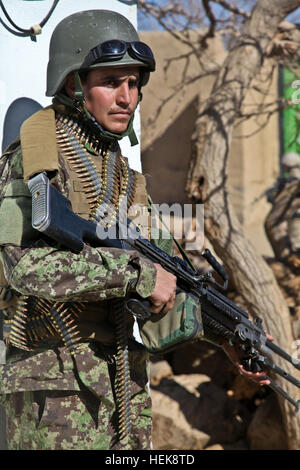 Un soldat de l'Armée nationale afghane numérise son secteur d'incendie lors d'un court arrêt de sécurité, Espandi, Afghanistan. En patrouille Espandi Village 366893 Banque D'Images