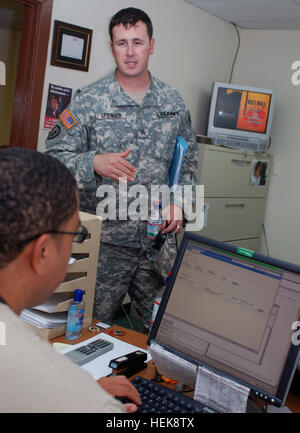 GUANTANAMO BAY, Cuba - Le Sergent de l'armée. Gregory Springer, un membre de la 525e Bataillon de la Police militaire, finalise ses plans de voyage à partir de la base navale américaine de Guantanamo avec Tech. Le Sgt. Ryan Dixon, les plans de voyage spécialiste pour groupe de travail conjoint de la Direction de la logistique de Guantanamo, ici, 2 septembre 2008. Le bureau coordonne la logistique de la foi tous les transports en moyenne pour tous les équipiers arrivant et partant de l'île. JTG Guantanamo effectue des soins sécuritaires et humaines et la garde des combattants ennemis. La foi mène des opérations d'interrogatoire pour recueillir du renseignement stratégique à l'appui de t Banque D'Images