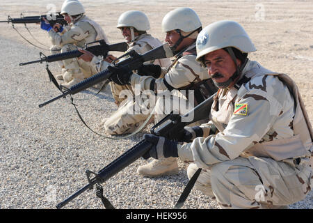 Des soldats de l'armée irakienne de la 2e compagnie, du 1er bataillon, de la 28e brigade mécanisée, de la 7e division de l'armée irakienne, mènent une formation sur les mouvements d'escouade au camp Al Asad, en Irak, le 10 février, assistés par des soldats américains de plusieurs unités, soutenant l'opération New Dawn. Banque D'Images