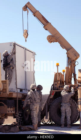 Des soldats de la 3e Peloton, 181e compagnie CBRN préparer pour soulever une reconnaissance à pied fixe, Kits et tenues à partir d'un véhicule de transport à l'aide d'une grue, le 2 mars, à Fort Hood a déposé au cours d'exercices de formation. C'était la première fois que le DRSKO a été employé dans des conditions de terrain.(photo de l'Armée américaine par le sergent. Luc A. Graziani) corps chimiques nouveaux équipements tests 110302-A-LI672-066 Banque D'Images