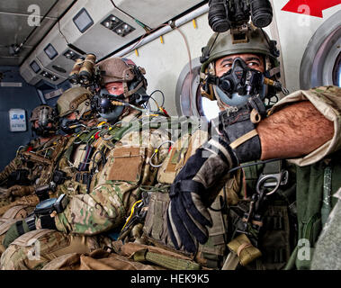 Soldats présents au cours de l'infiltration tactique avancé à l'école militaire en chute libre se préparent à mener une altitude élevée, haute-ouverture opération aéroportée 9 mars plus de Yuma (Arizona), qui se prépare pour aller HAHO Banque D'Images