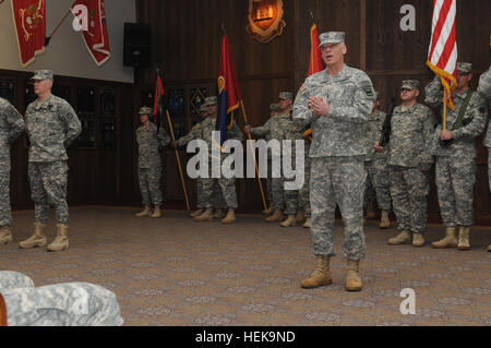 Le général de l'armée américaine Bill Gerety, centre, le commandant de la 80e commandement de l'instruction, l'adresse à l'auditoire au cours d'une cérémonie de passation de commandement à Fort Leonard Wood, Missouri, le 3 février 2013. Au cours de la cérémonie, le colonel Wayne M. Cavender a pris le commandement de la 102e Division Formation de Brig. Le général Thomas P. Evans. (U.S. Photo de l'armée par le Sgt. 1re classe Phillip Eugene/libérés) Brig. Le général Thomas P. Evans quitte le commandement de la 102e Division de la formation (MS) 110319-A-S890-026 Banque D'Images