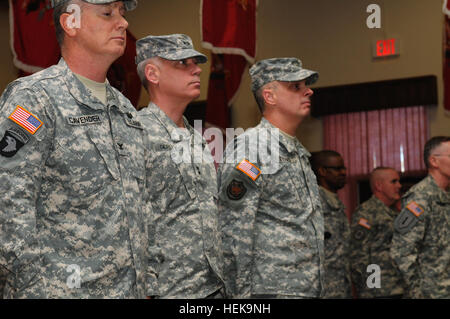 (L-R) Le colonel Wayne M. Cavender, nouveau commandant de la 102e Division de la formation, le major général Bill Gerety, commandant de la 80e Division de la formation, et Brigue. Le général Thomas P. Evans, ancien commandant de la 102e division, au cours de la cérémonie de passation de commandement du, Fort Leonard Wood, Missouri, le 3 février 2013. Le brig. Le général Thomas P. Evans quitte le commandement de la 102e Division de la formation (MS) 110319-A-S890-256 Banque D'Images