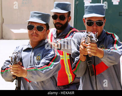 Mohammad Hossieni (centre) permet de charger des recrues de la police uniforme afghan au cours d'un exercice de patrouille, le 18 mai à l'Académie de sécurité commune au sud-ouest. Hossieni est le leader parlementaire de l'uniforme de la formation de base de la police afghane, classe 11-8. Hossieni a trois ans d'expérience dans l'AUP avant de suivre le cours. (Photo par Doug Magill) expérience aide Hossieni moudjahidin entraîner les recrues de l'ANP 407634 Banque D'Images