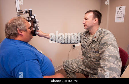 Air Force Reserve Maj. Tchad Thompson, de l'aérospatiale 931st escadron médical/dentaire, McConnell AFB, Kansas, effectue un examen de la vue au cours de l'équipe médicale de l'état de préparation de l'Arkansas Razorback novatrices de formation clinique de dépistage de la santé en Helena-West Helena, Ark., le mercredi, 8 juin 2011. La mission de l'IRT est de servir les résidents d'une région du comté de sept connu localement comme la région du delta de l'Arkansas à l'armée, la Marine et la Force aérienne des unités de réserve offrant une variété de services médicaux, dentaires et vétérinaires, les services aux résidents dans la région économiquement faible. Thompson est un indigène de Beloit, Kansas. Army Banque D'Images